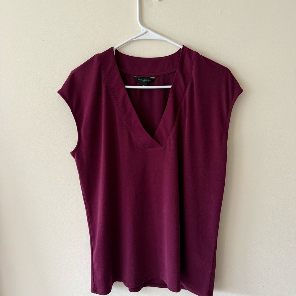 Banana Republic V-Neck Cap Sleeve Tank Top in Burgundy